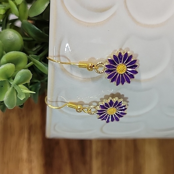 PURPLE DAISY DAINTY DROP EARRINGS - Picture 1 of 8